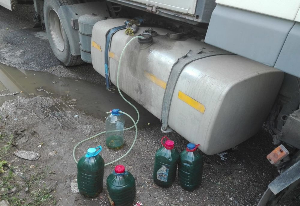 Bărbaţi reținuți pentru furt de combustibil! Au furat 160 de litri dintr-o autocisternă