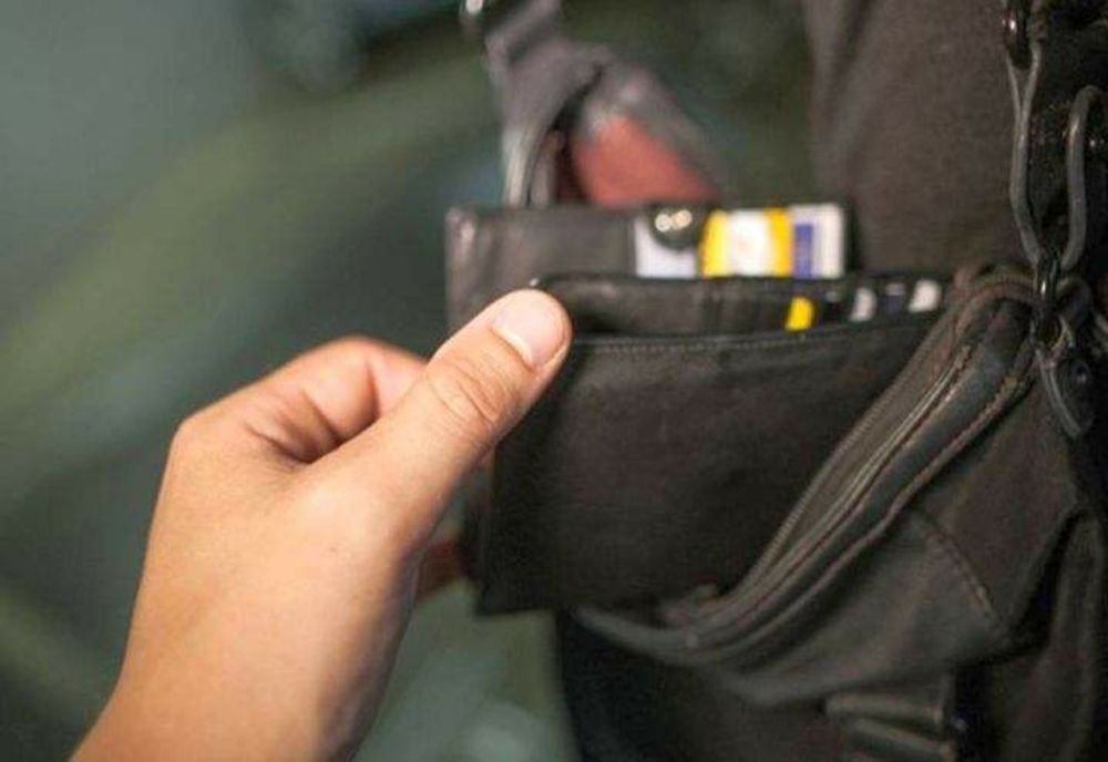 Doi copii au rămas fără bani după ce au fost atacaţi de un tânăr din Baia Sprie