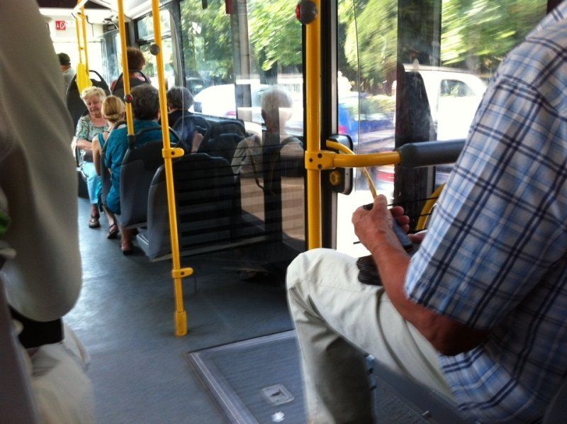 Scandal într-un autobuz, în Baia Mare! O femeie a fost agresată de un tânăr