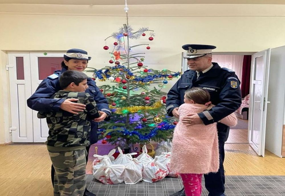 Jandarmii maramureșeni au devenit mesagerii lui Moş Crăciun (FOTO)
