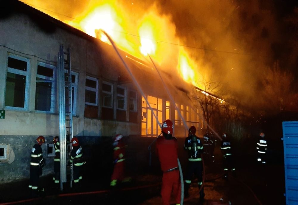 Cantina Colegiului Transilvania din Baia Mare a fost cuprinsă de un incendiu puternic (FOTO)