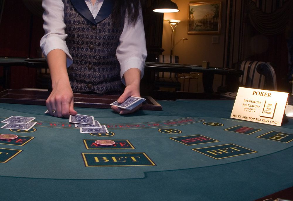 Cazino ilegal în Baia Mare: 12 persoane care se jucau poker au fost prinse de poliţişti