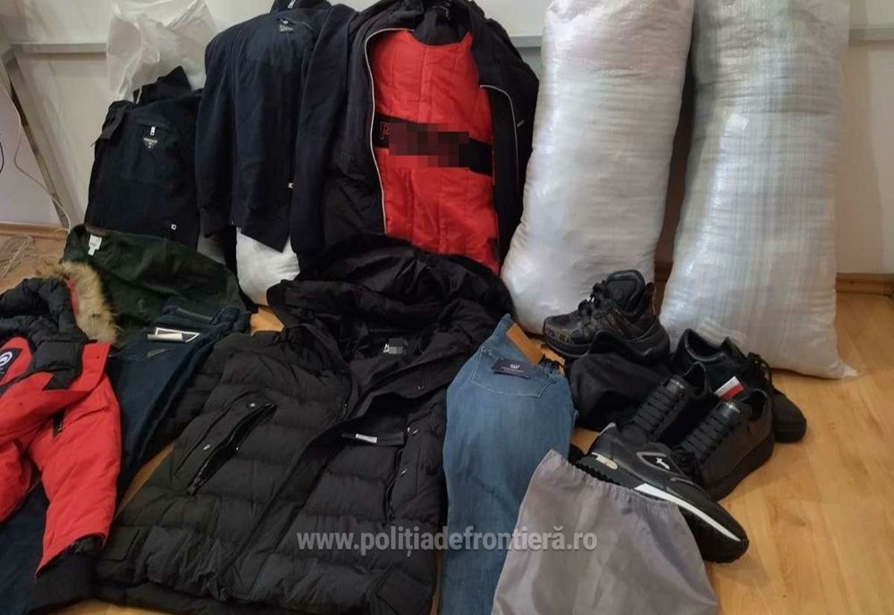 Zeci de articole de îmbrăcăminte şi jucării au fost confiscate de poliţiştii din Baia Mare
