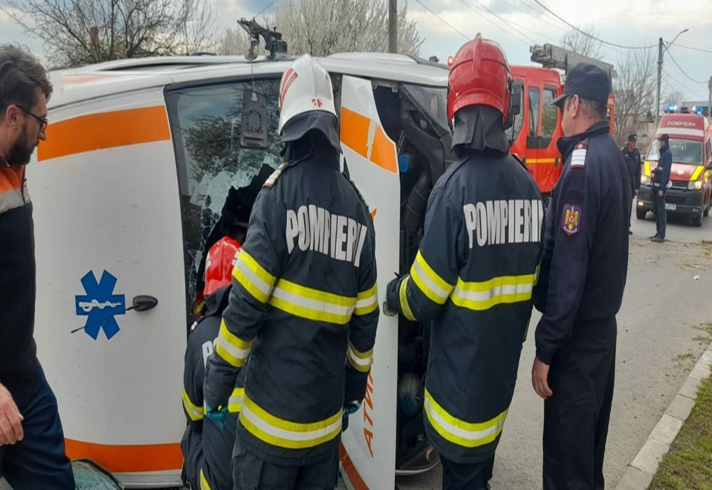 Un adult şi trei minori au fost răniţi într-un accident în Maramureş! Şoferul a intrat cu maşina într-un gard şi un podeţ