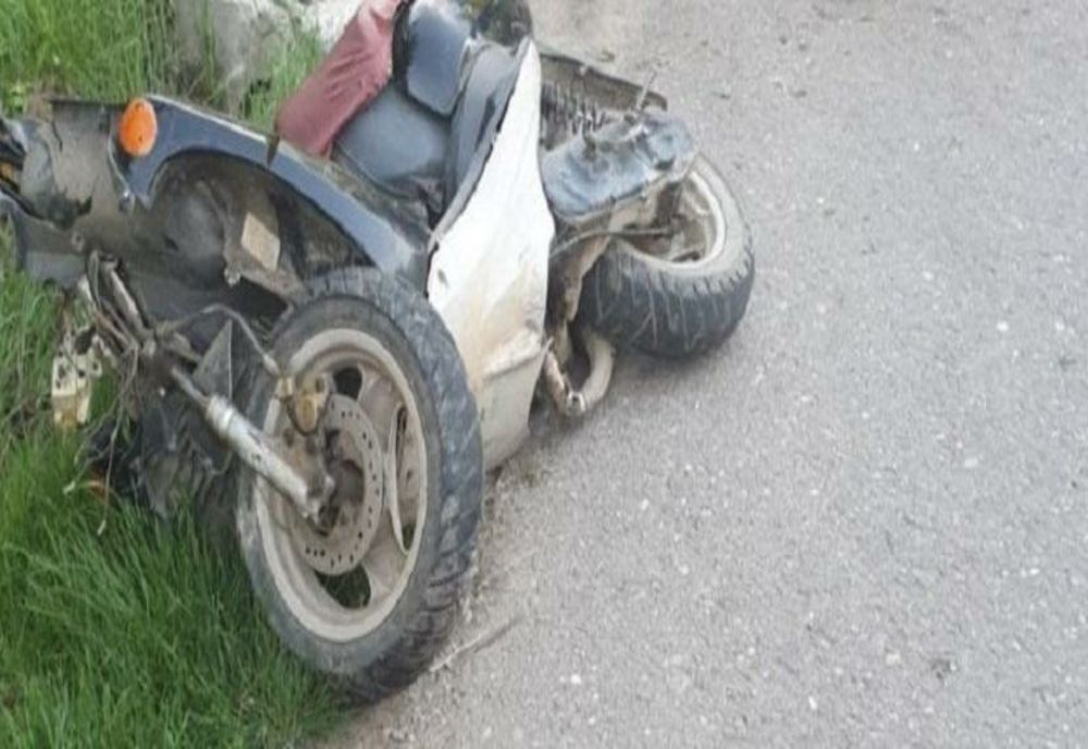 Accident între Ardusat și Colțirea! Un tânăr a fost rănit după ce s-a izbit cu scuterul de un tractor