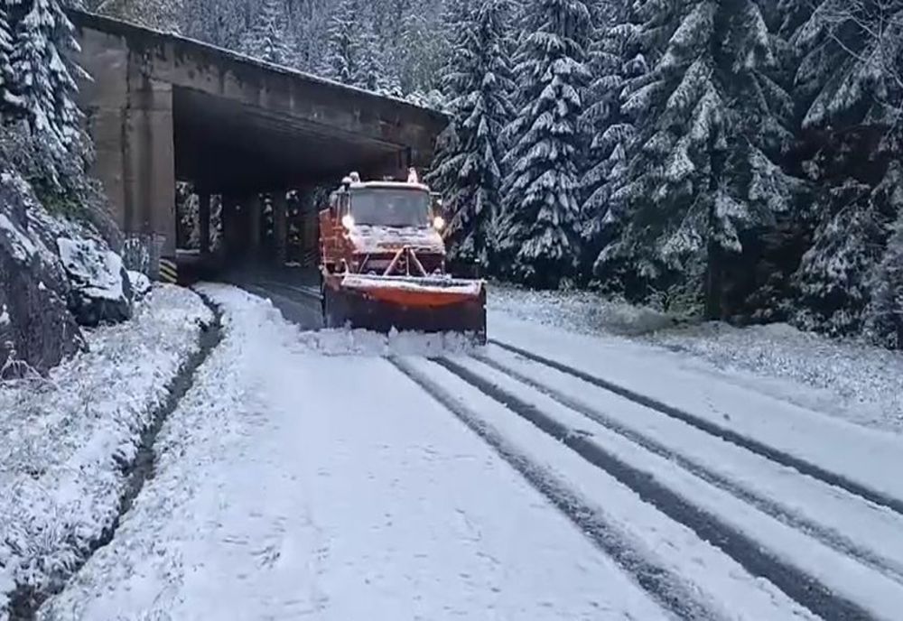 Ninsoare și ghețuș la munte. Drumarii intervin cu lame și material antiderapant