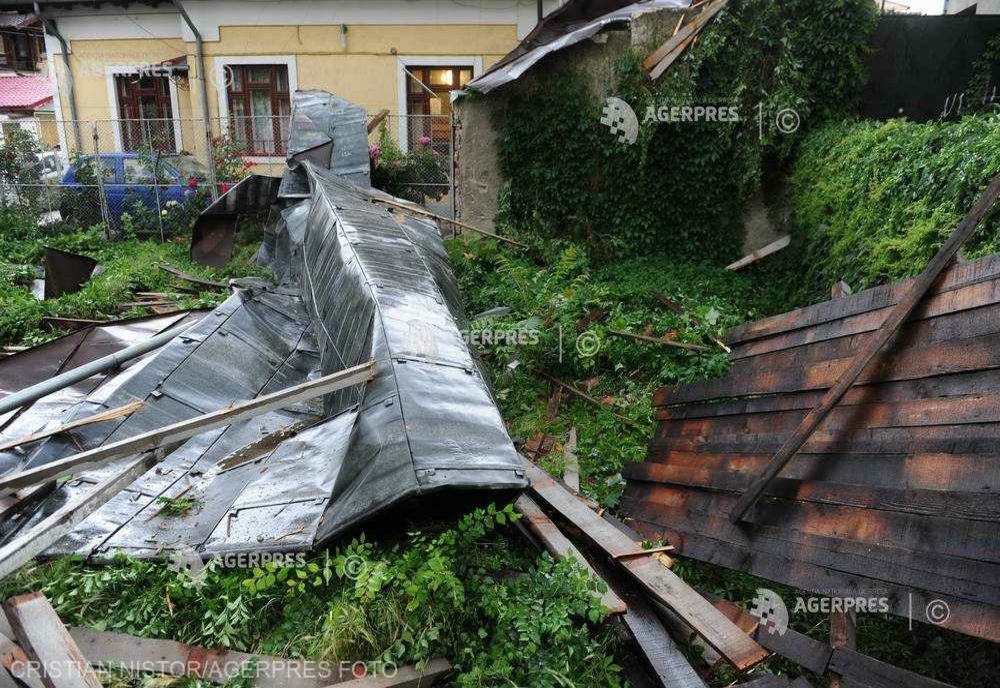 Acoperişuri distruse şi o persoană spitalizată în urma unei furtuni puternice