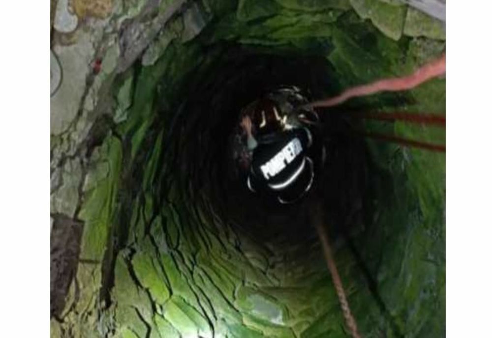  FEMEIE CĂZUTĂ ÎNTR-O FÂNTÂNĂ, SALVATĂ DE POMPIERI