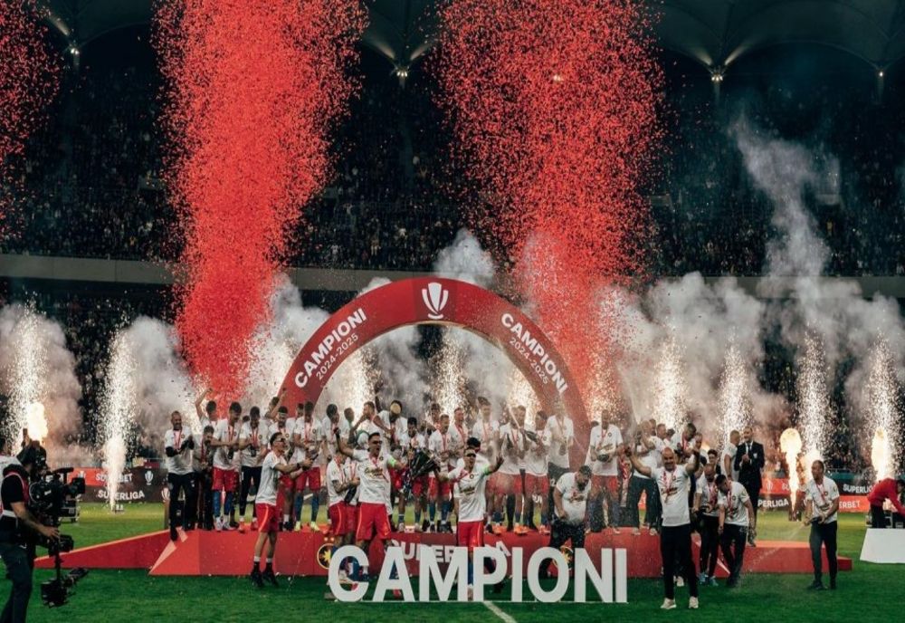 JUCĂTORII FCSB ȘI SUPORTERII AU SĂRBĂTORIT CUCERIREA UNUI NOU TITLU PE STRĂZILE BUCUREȘTIULUI