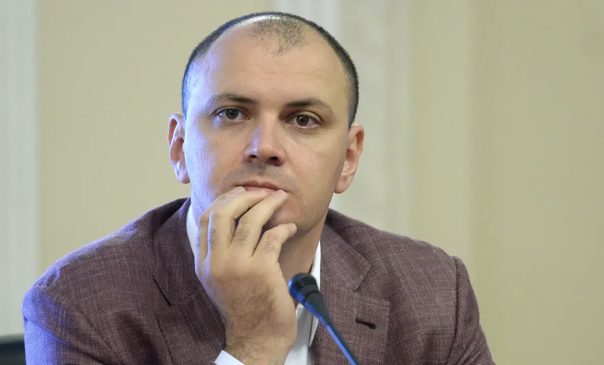 Internauții îl fac praf pe Sebastian Ghiță: fugarul a devenit viral după ce i-au compus o melodie ironică