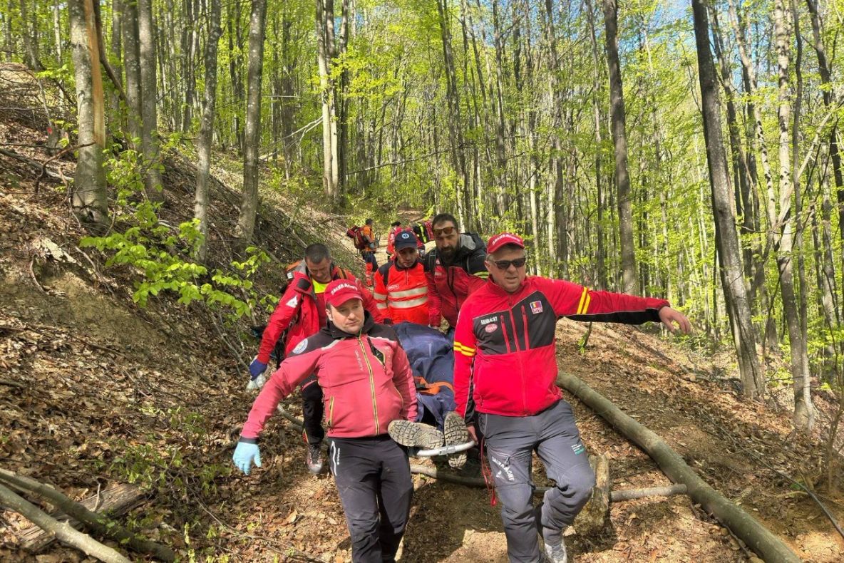 Intervenție contracronometru a salvatorilor montani pentru salvarea unui bărbat în Maramureș