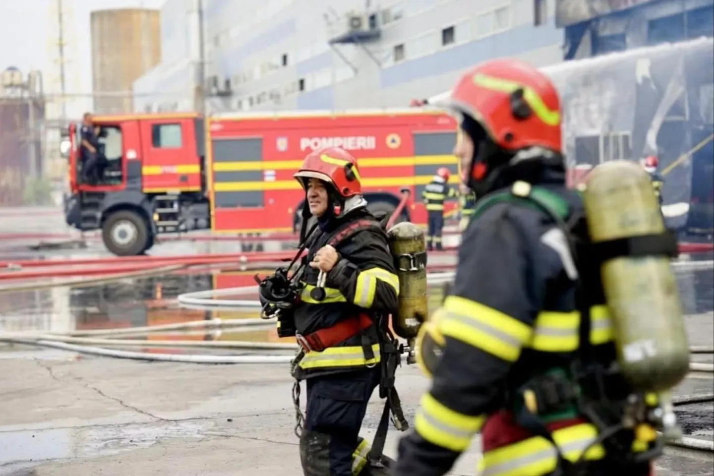 Incendiu puternic în Baia Mare. Mai multe locuințe improvizate au ars. Pompierii nu exclud o incendiere intenționată