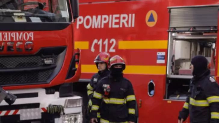 Incendiu puternic la o hală de dezmembrări auto și la o casă din Maramureș. A fost emis mesaj Ro-Alert