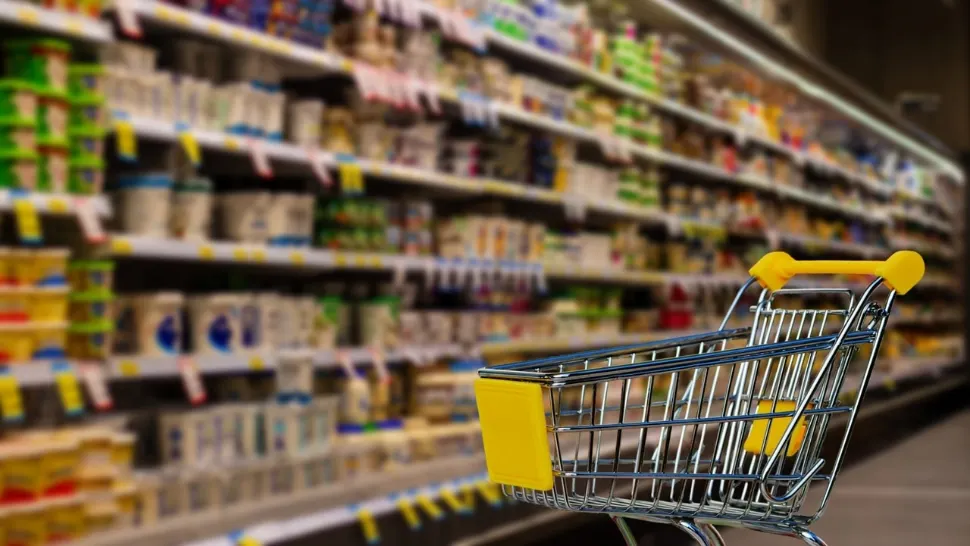 Prețurile alimentelor explodează. Agricultorii aruncă marfa, iar românii cumpără tot mai puțin