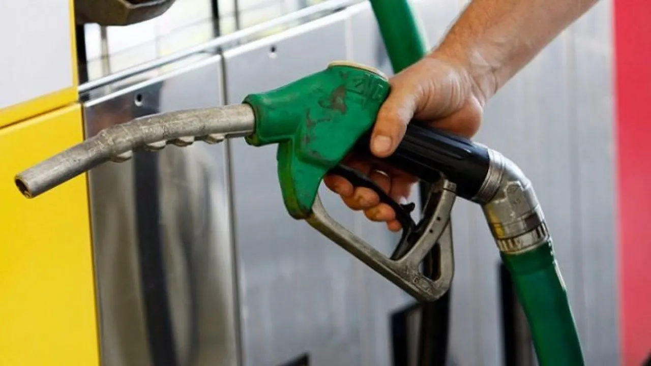 România, „Mica Elveție” a Estului. Avem cei mai scumpi carburanți din regiune. Cât au ajuns să plătească șoferii din cauza taxelor crescute