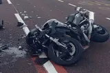Motociclist din Vișeu de Sus, mort după ce un tânăr de 18 ani a virat greșit. Ancheta vizează uciderea din culpă