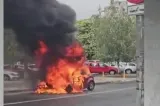 Mașină, în flăcări în fața Spitalului de Urgență din Baia Mare: intervin pompierii VIDEO