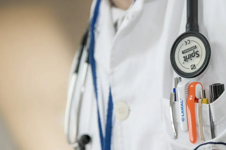 doctor-563428_1920-768x512