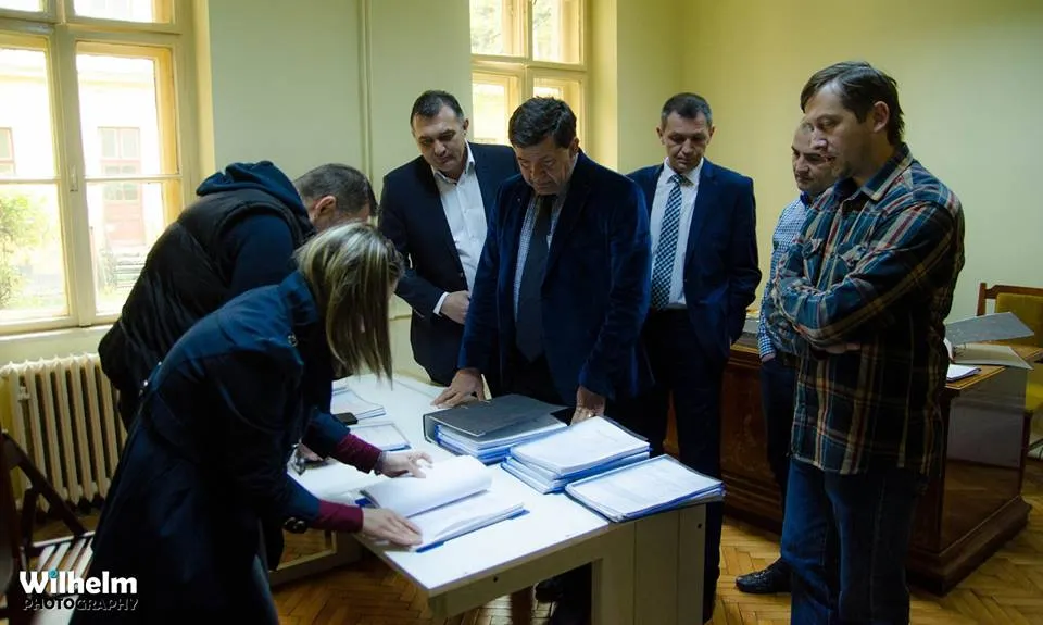 Primarul Horia Scubli si consilierul local Nicolae Iuga la depunerea dosarelor de candidatura 2016