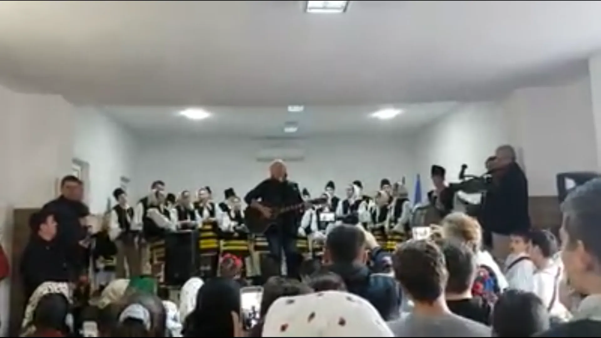 stefan hrusca a colindat in ieud