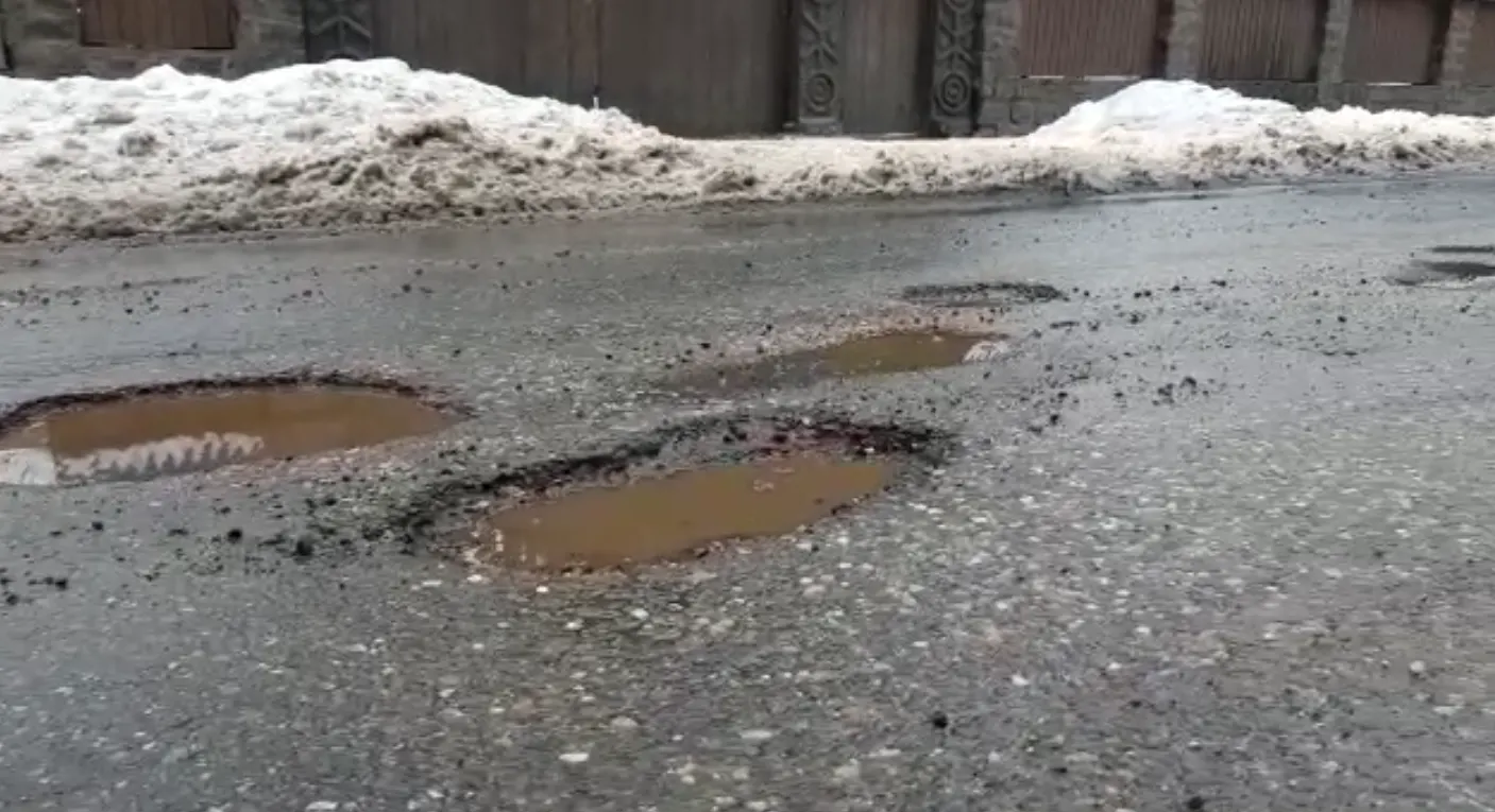 S-A TOPIT ZĂPADA, AU APĂRUT GROPILE