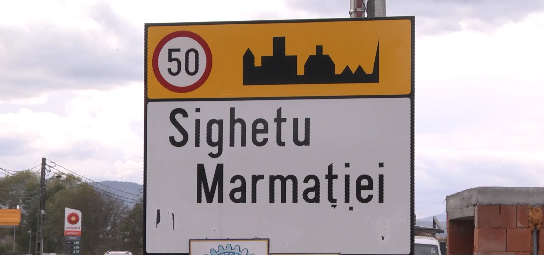 INDICATOARELE-ÎN-LIMBA-MAGHIARĂ-DE-LA-INTRAREA-ÎN-SIGHET-AU-FOST-VANDALIZATE