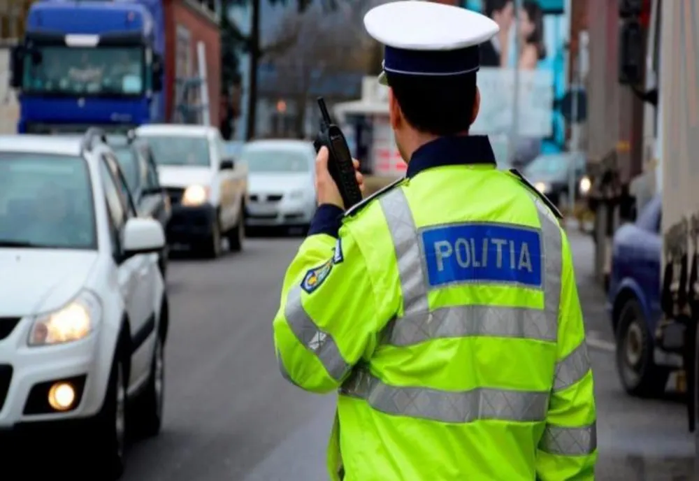 TELEFON CU GHINION: Maramureșean oprit de poliţişti pentru că utiliza telefonul mobil, cercetat pentru contrabandă