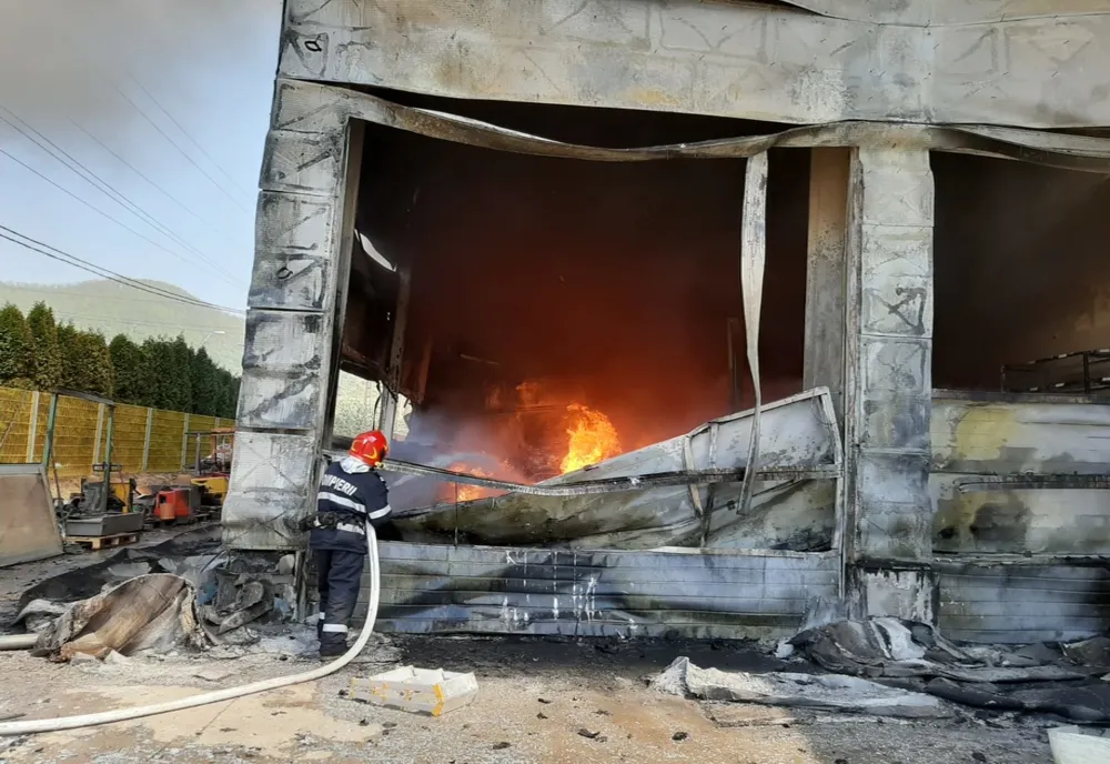 (FOTO) Incendiu la un depozit de polistiren de pe strada Victoriei din Baia Mare
