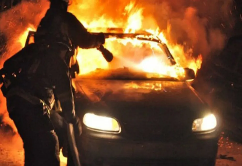 SE FAC CERCETĂRI: Mașina personală a șefului Sectorului Poliției de Frontieră Vișeu de Sus a fost incendiată