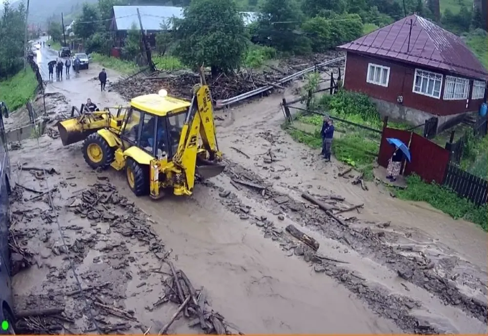 Circulația pe DN 17 C, între județele Maramureș și Bistrița-Năsăud, a fost blocată din cauza aluviunilor