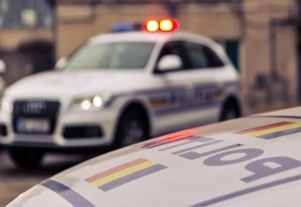 Un tânăr fără permis a lovit cu maşina, în timp ce fugea de poliţie, un pieton