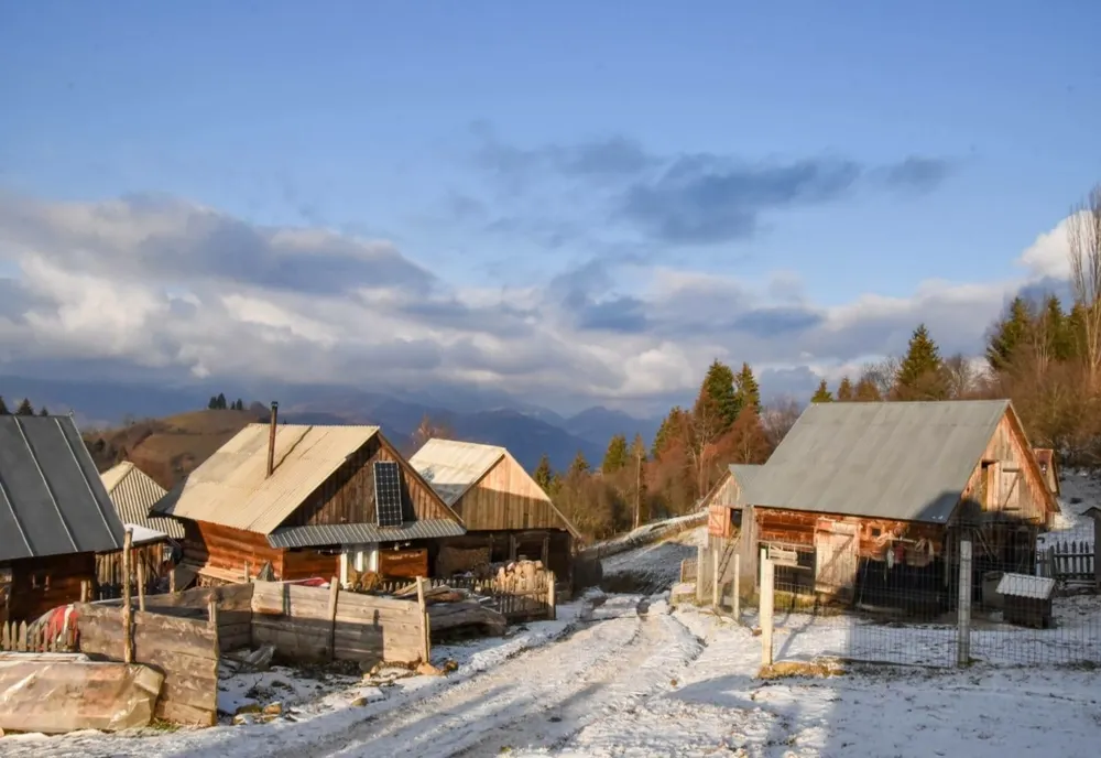 Localnicii din cătunul Cornățea trăiesc fără energie electrică, apă și gaze naturale