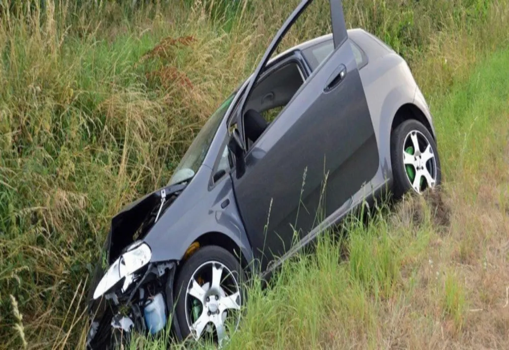 Accident între Baia Mare şi Dej! Un bărbat a fost rănit după ce a intrat cu maşina în şanţ