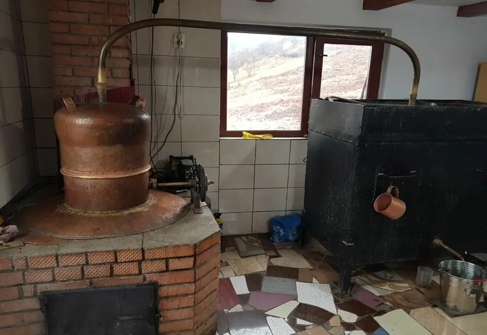 FOTO | Percheziţii în Lăpuş! Oamenii legii au confiscat 600 de litri de ţuică