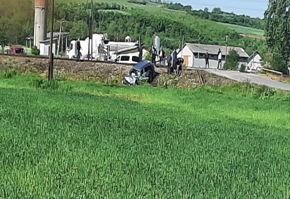 FOTO | Maşină lovită de tren în judeţul Maramureş