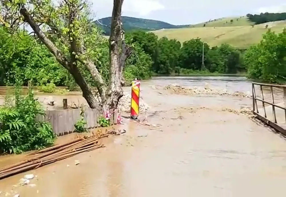 Inundaţii în Maramureş! Un pod a fost rupt de ape