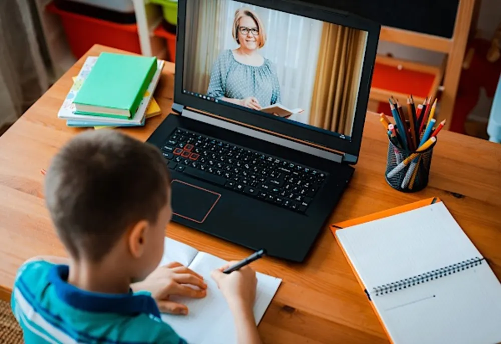 15 elevi din Baia Mare au fost depistaţi cu Covid-19 | Patru clase au trecut pe cursuri online