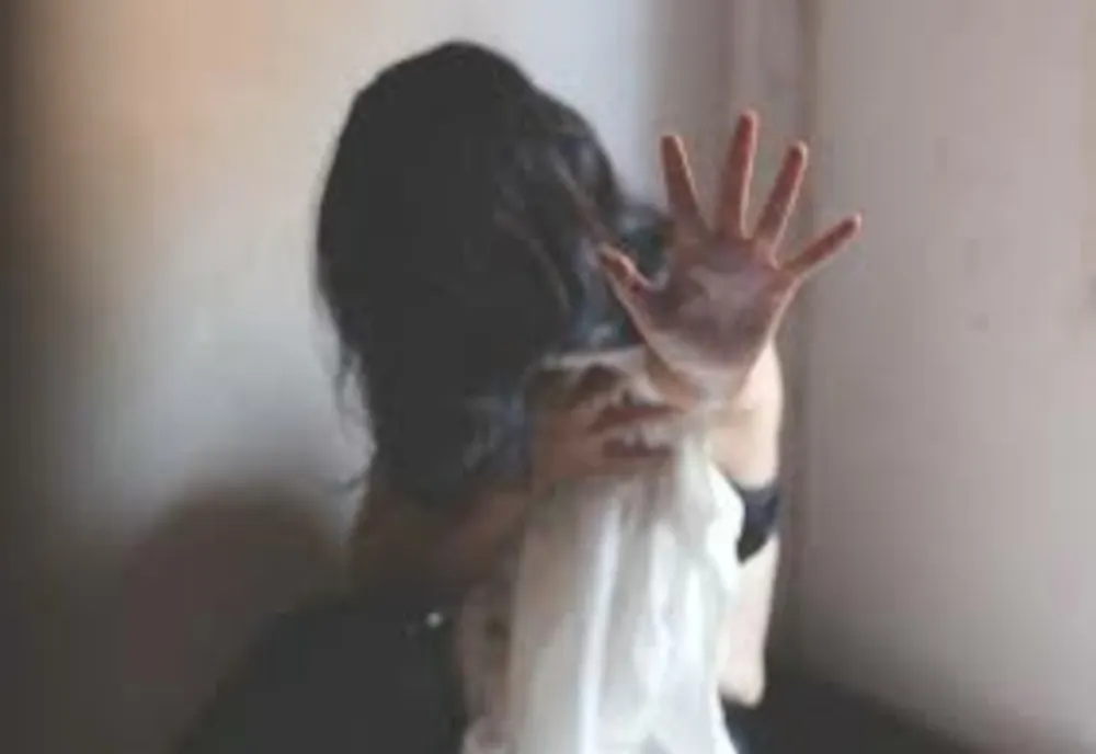 Tânără de 18 ani agresată sexual, timp de 10 ani, de către unchiul ei