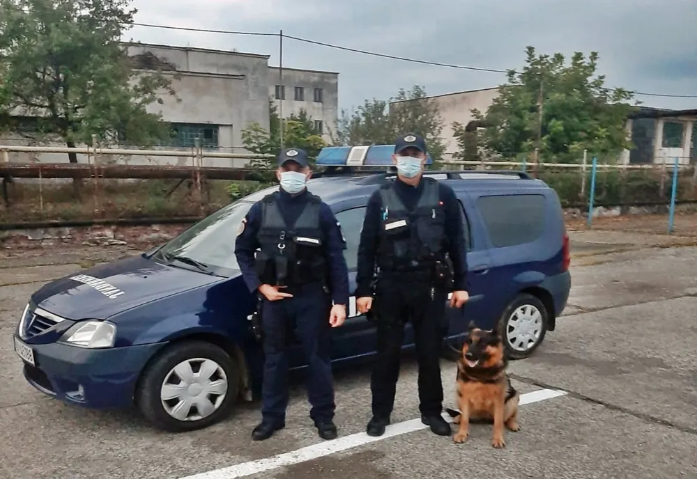 A furat dintr-un supermaket și a plecat cu coș cu tot! L-au "interceptat" jandarmii