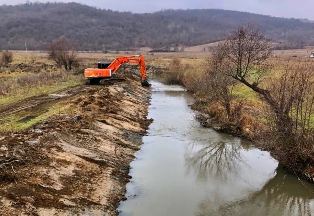Lucrările de decolmatare a râului Dobric avansează! A fost finalizat primul tronson