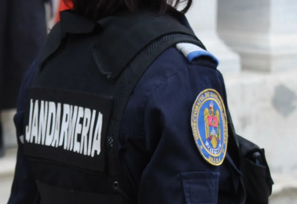 Tânăr lovit cu o țeavă în cap de un băimărean! Jandarmii l-au dat pe agresor pe mâna poliției