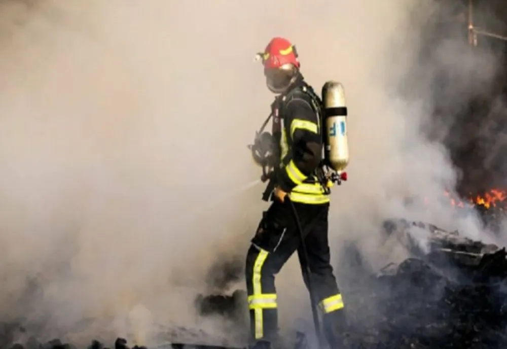 Trei maşini cuprinse de flăcări în Baia Mare! Focul a pornit de la câteva pubele de gunoi