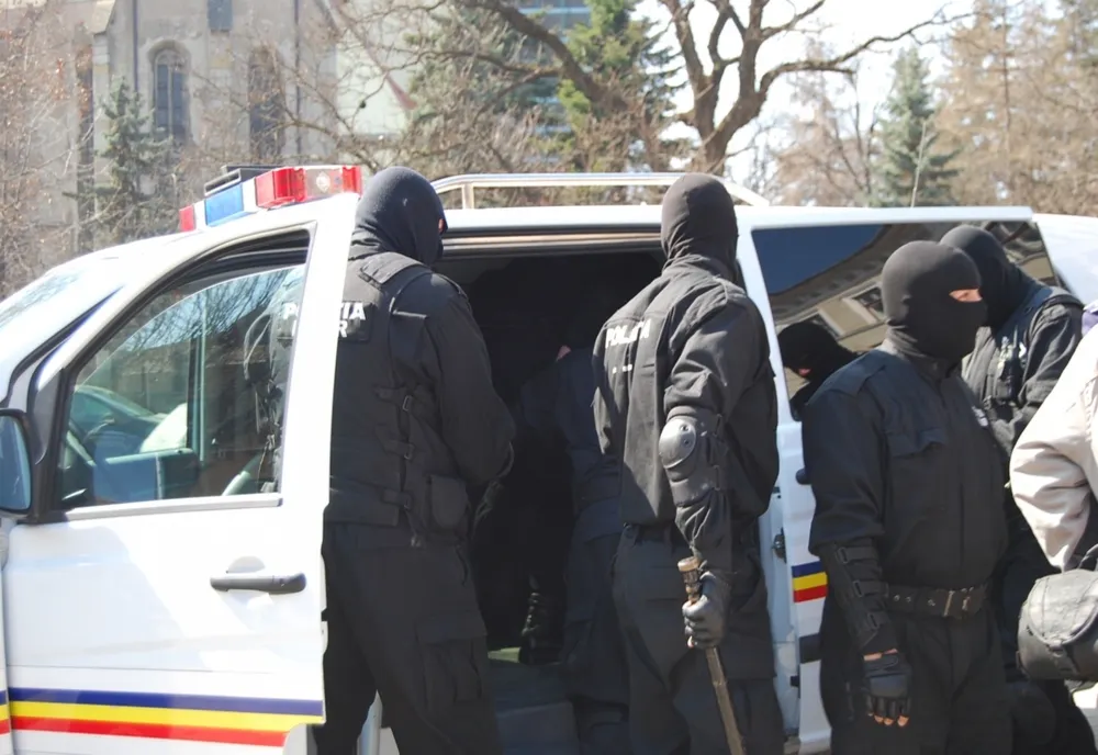 Percheziții în Baia Mare, într-un dosar de înșelăciune, fals în înscrisuri sub semnătură privată și uz de fals! Vizată, o angajată a unei societăți de asigurare