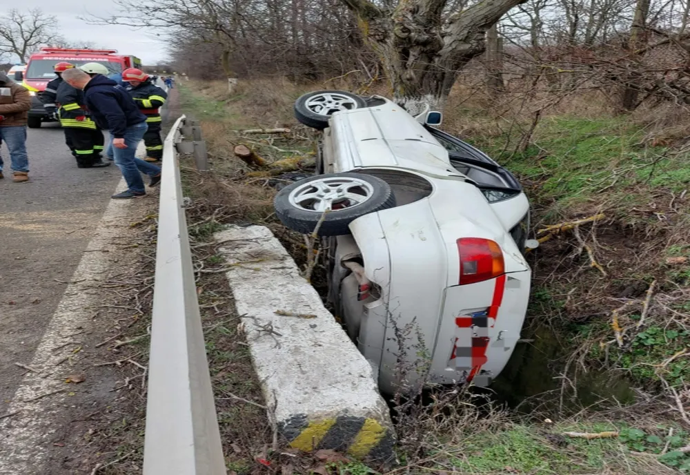 Accident în Remeți pe Someș! Un tânăr beat s-a rostologit cu maşina pe câmp