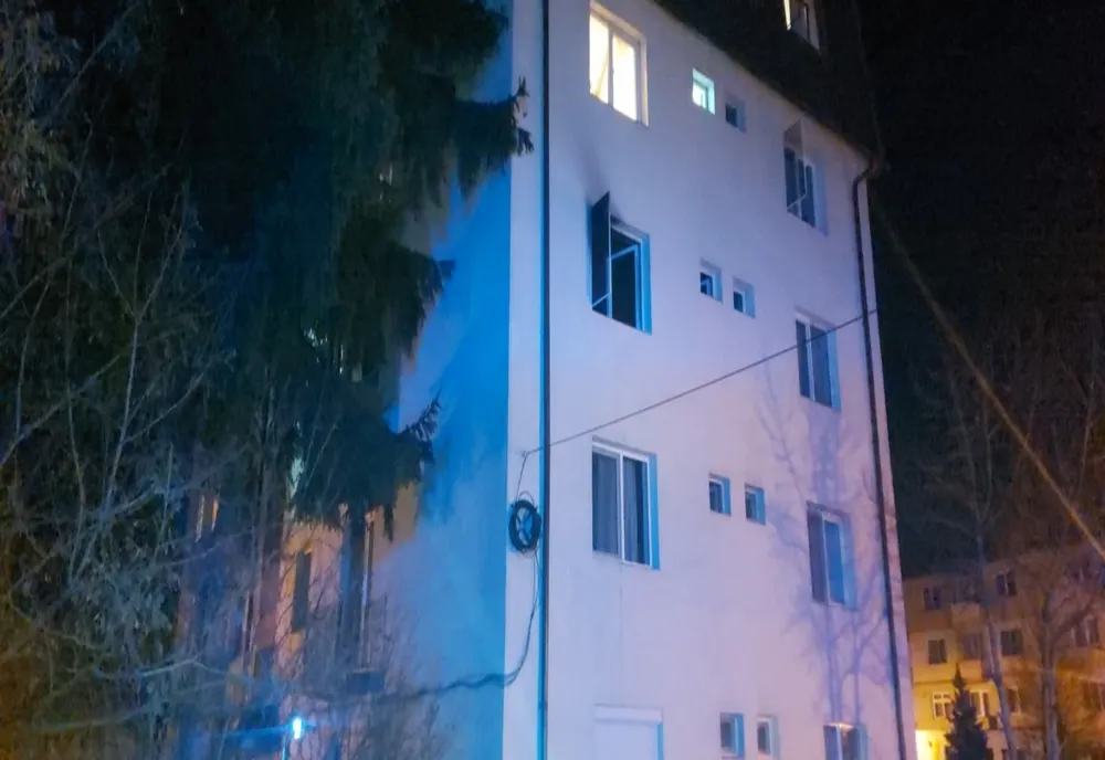 Incendiu într-un bloc din Baia Mare! Două persoane au fost rănite, iar alte 13 au fost evacuate (VIDEO/FOTO)