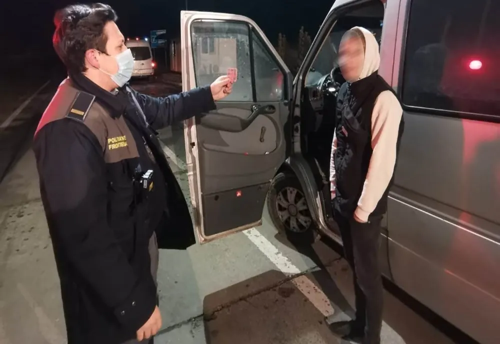 Permise de conducere false descoperite la controlul de frontieră