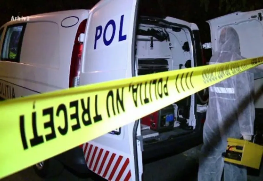 Tânăr de 20 de ani găsit mort în curtea casei sale din Poienile de Sub Munte! Poliţiştii încearcă să afle cum a murit