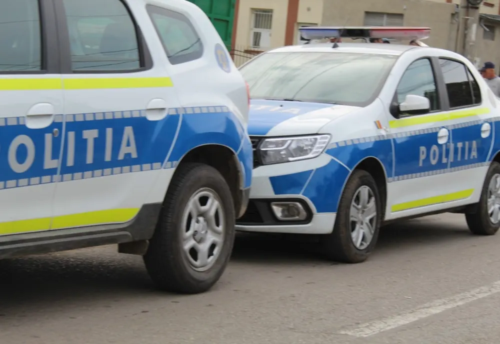 Maramureş: un șofer a lovit cu mașina un tânăr, a plecat de la locul accidentului, s-a întors să îl bată pe pieton, apoi a dispărut iar