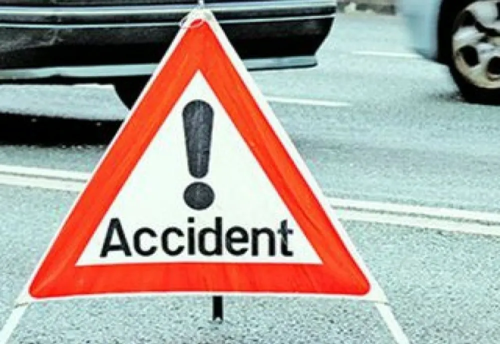 Accident în Târgu Lăpuş! Două persoane rănite după ce a intrat cu maşina într-un podeț din beton