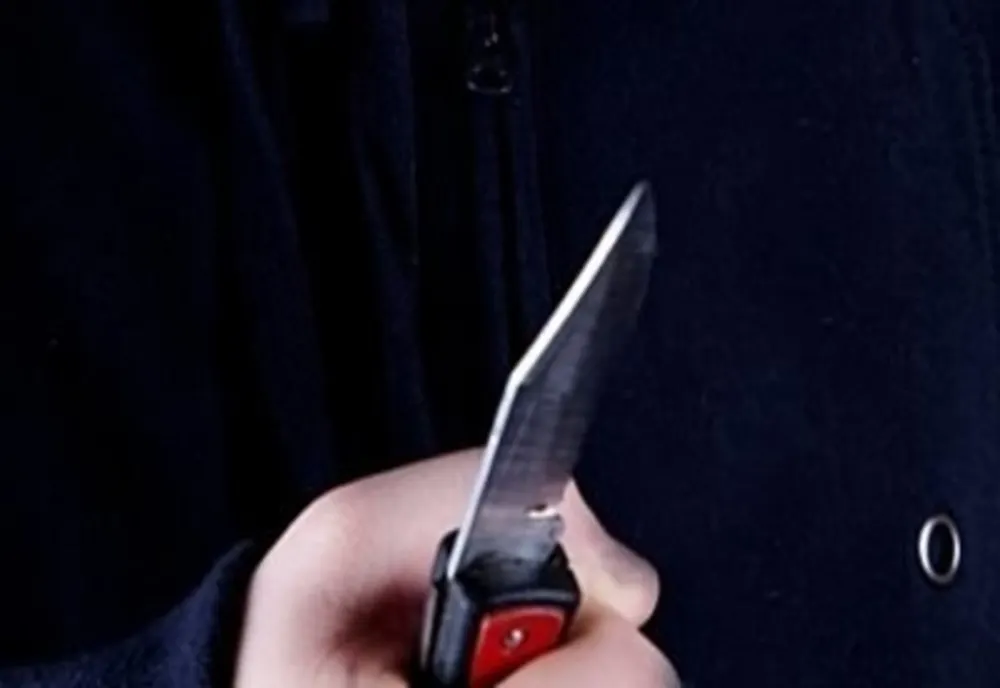 Un bărbat din Câmpulung la Tisa şi-a atacat soţia şi fiul cu un cuţit! Agresorul o hărţuia de câteva zile